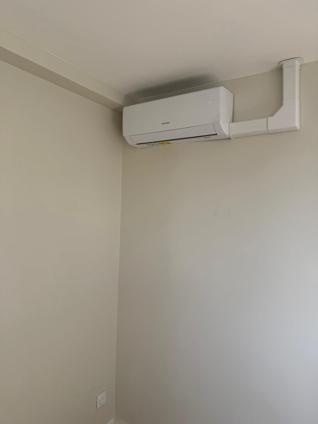 Unité intérieure de climatisation réversible dans une chambre