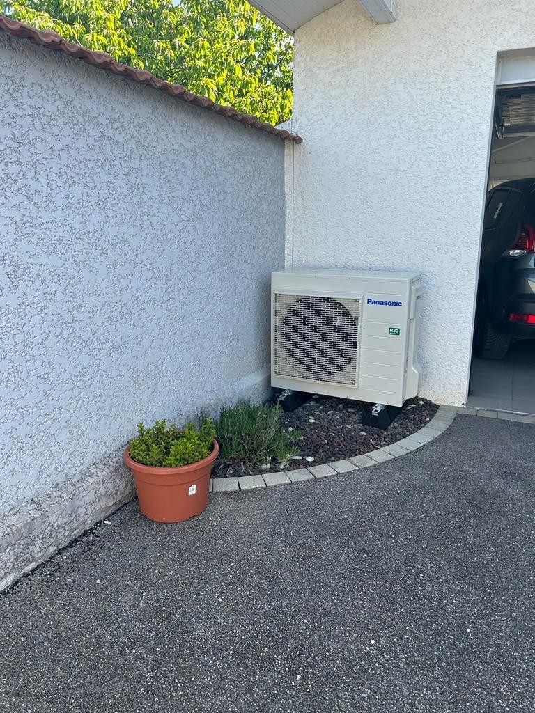 Pompe à chaleur air/eau Panasonic dans un jardin