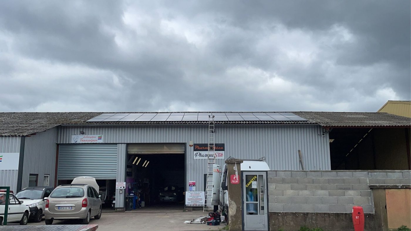 Bâtiment professionnel équipé de panneaux photovoltaïques